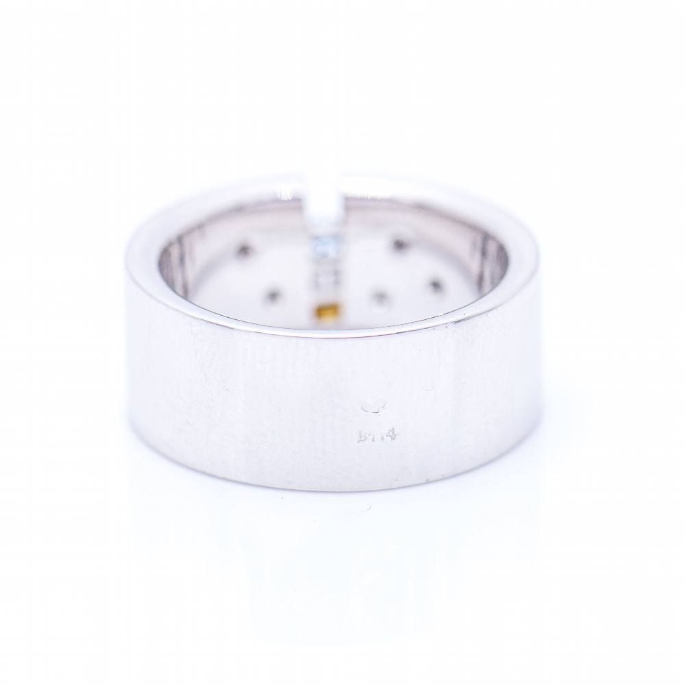 Used fancy white diamond gold ring