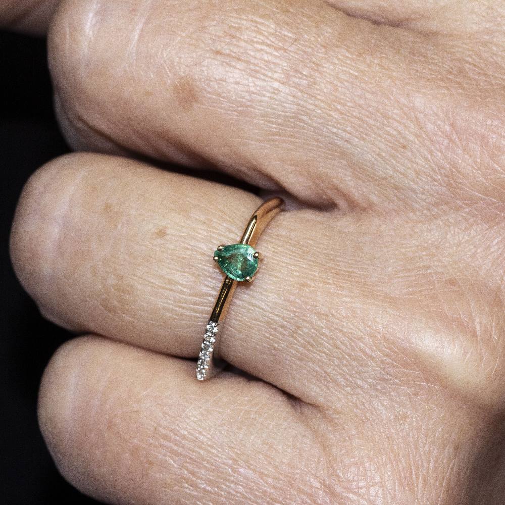 Ring Solitaire in two-tone emerald and gold diamonds