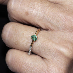 Ring Solitaire in two-tone emerald and gold diamonds