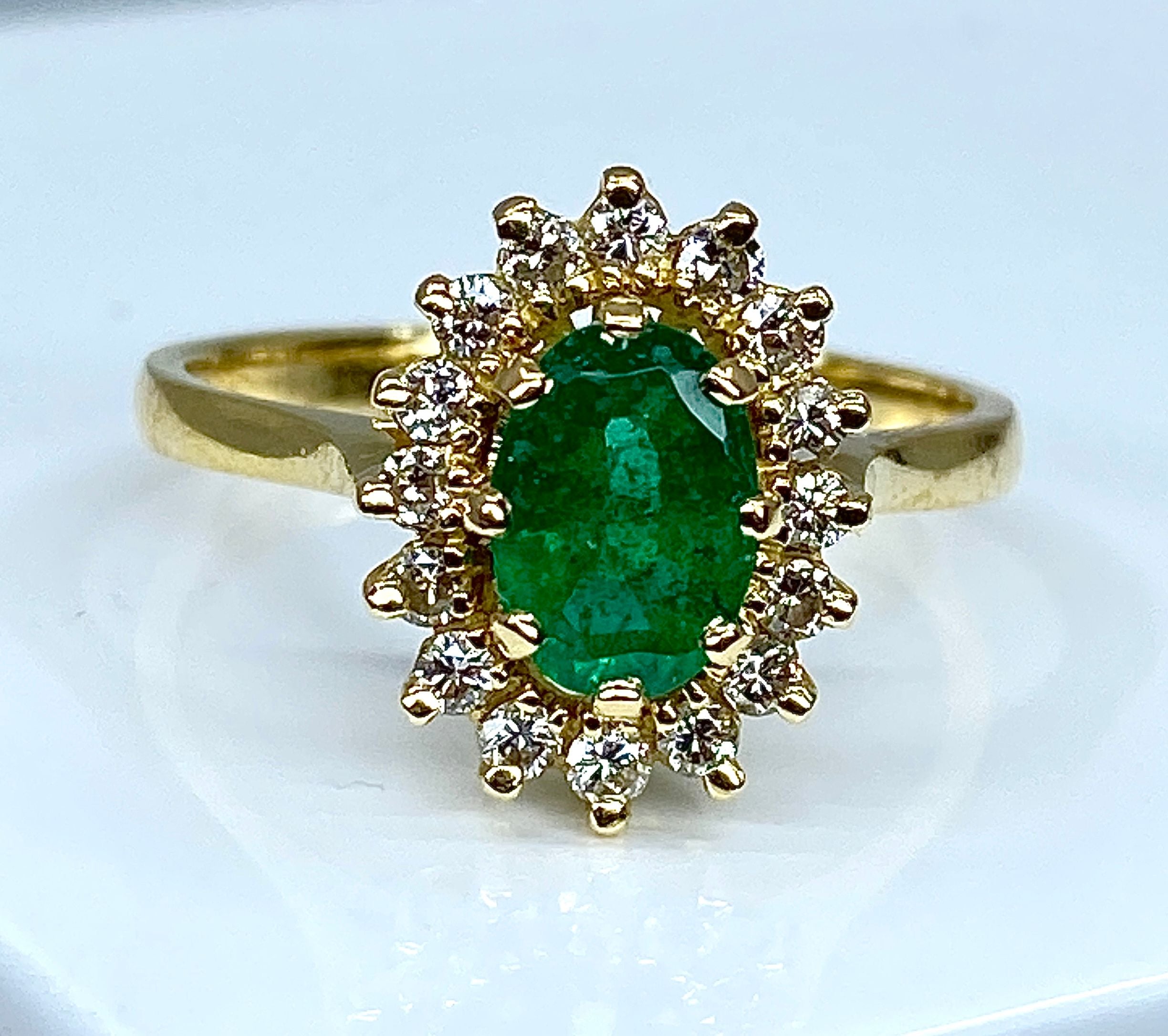 Bague marguerite en or 18 carats en émeraude et diamants