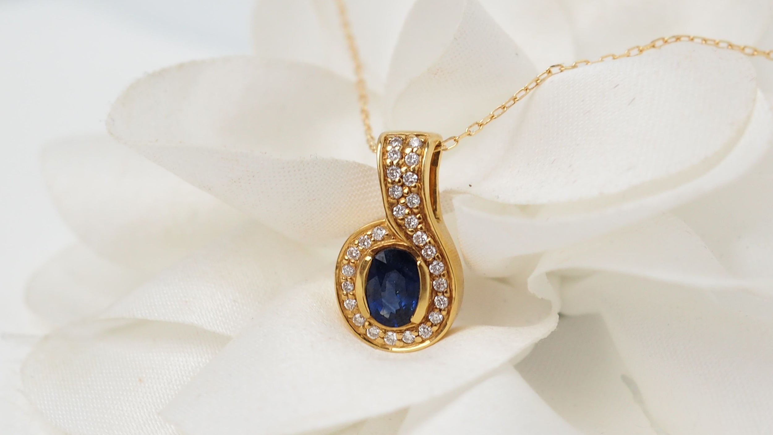 Pendentif et chaîne en or jaune, saphir et diamants