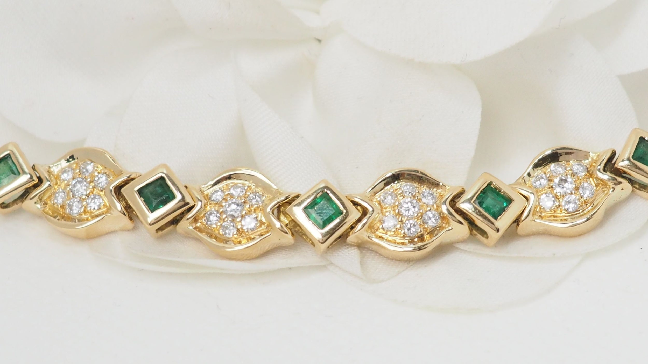 Bracelet in yellow gold, emeralds and diamonds 