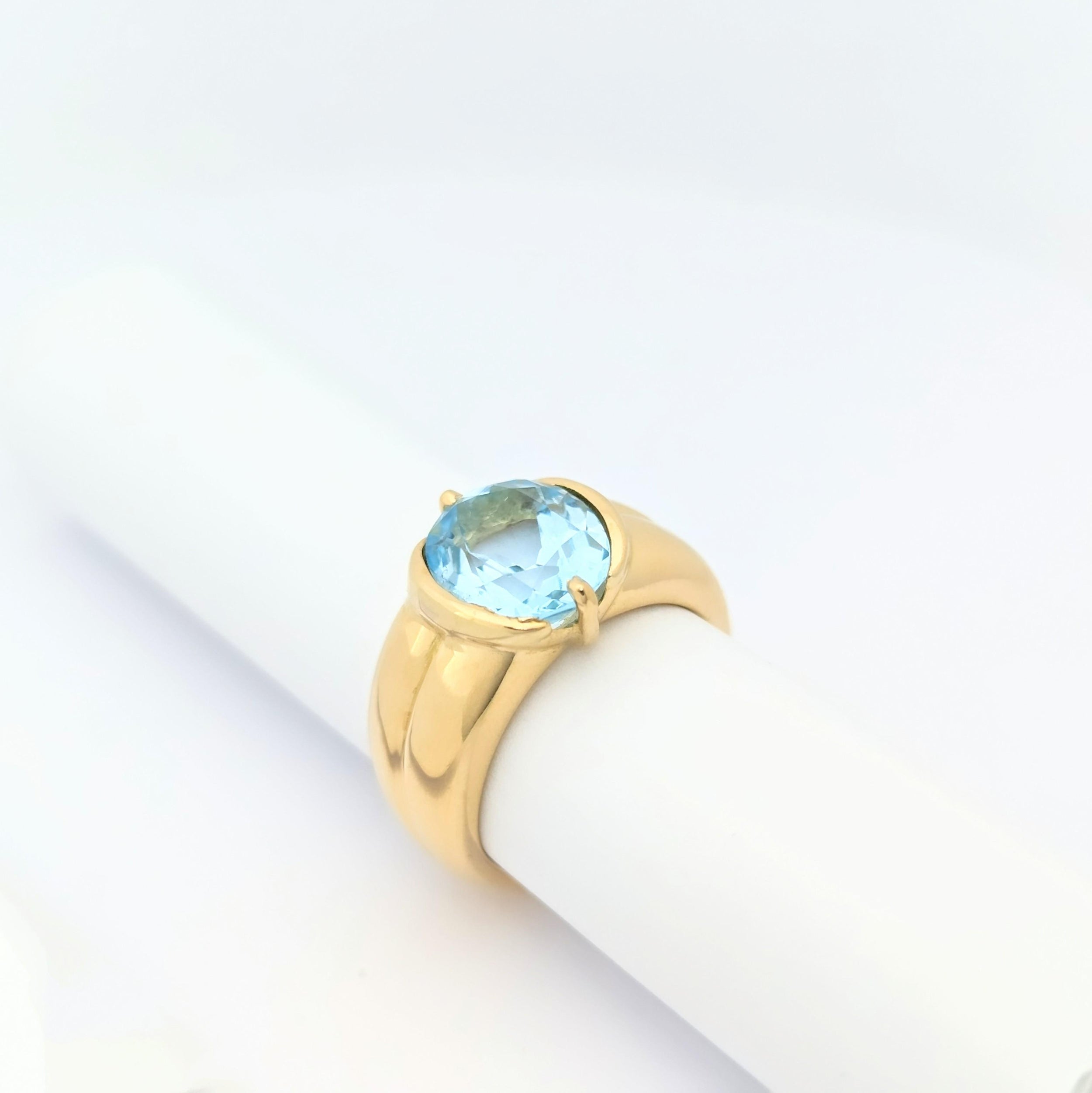 Bague en or jaune et topaze