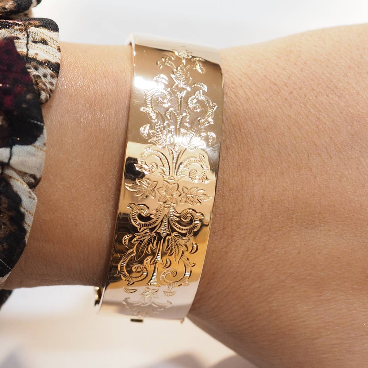 Bracelet jonc décor floral en or rose