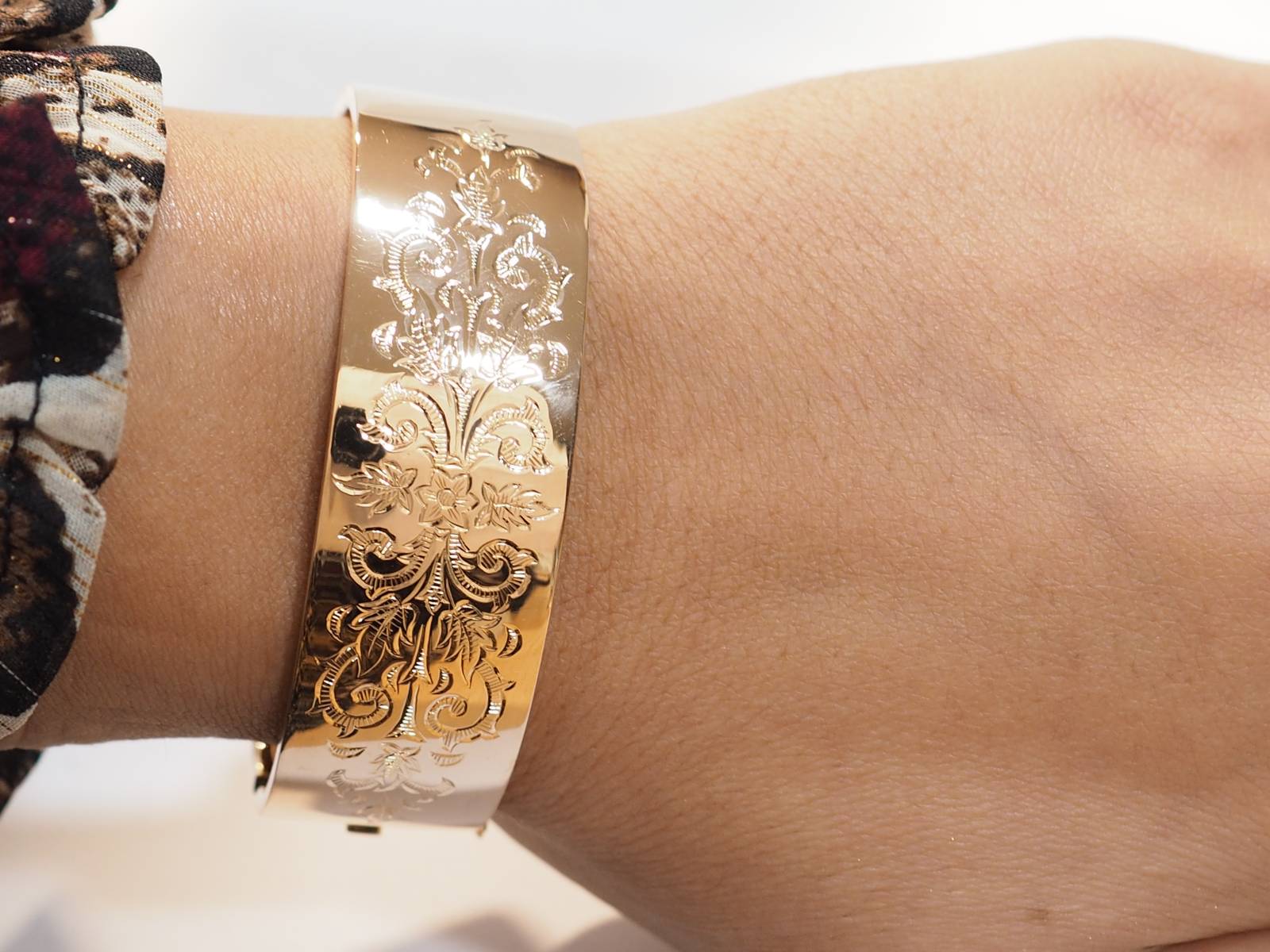 Bracelet jonc décor floral en or rose