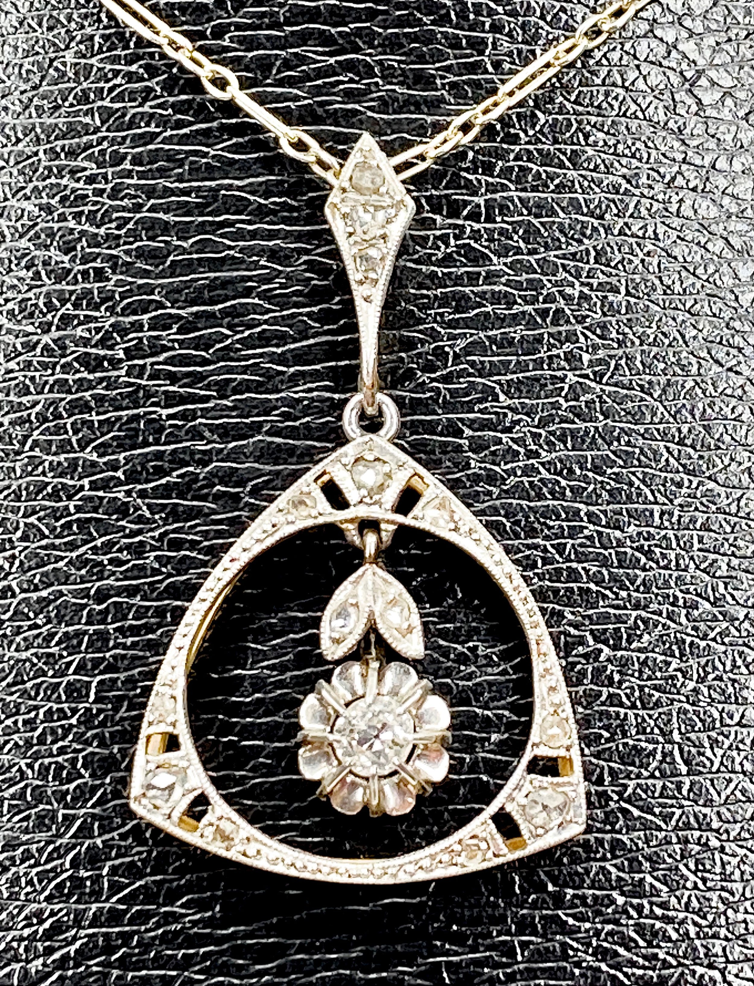 Pendentif en diamant et sa chaîne en or 18 carats, époque Art Deco