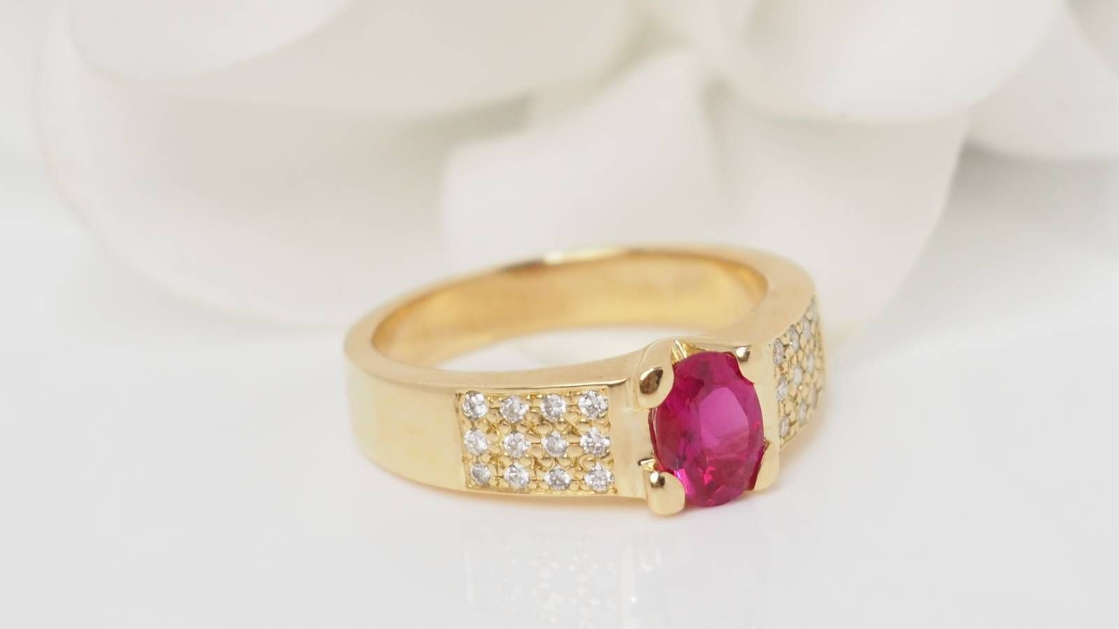Bague en or jaune, rubis et diamants