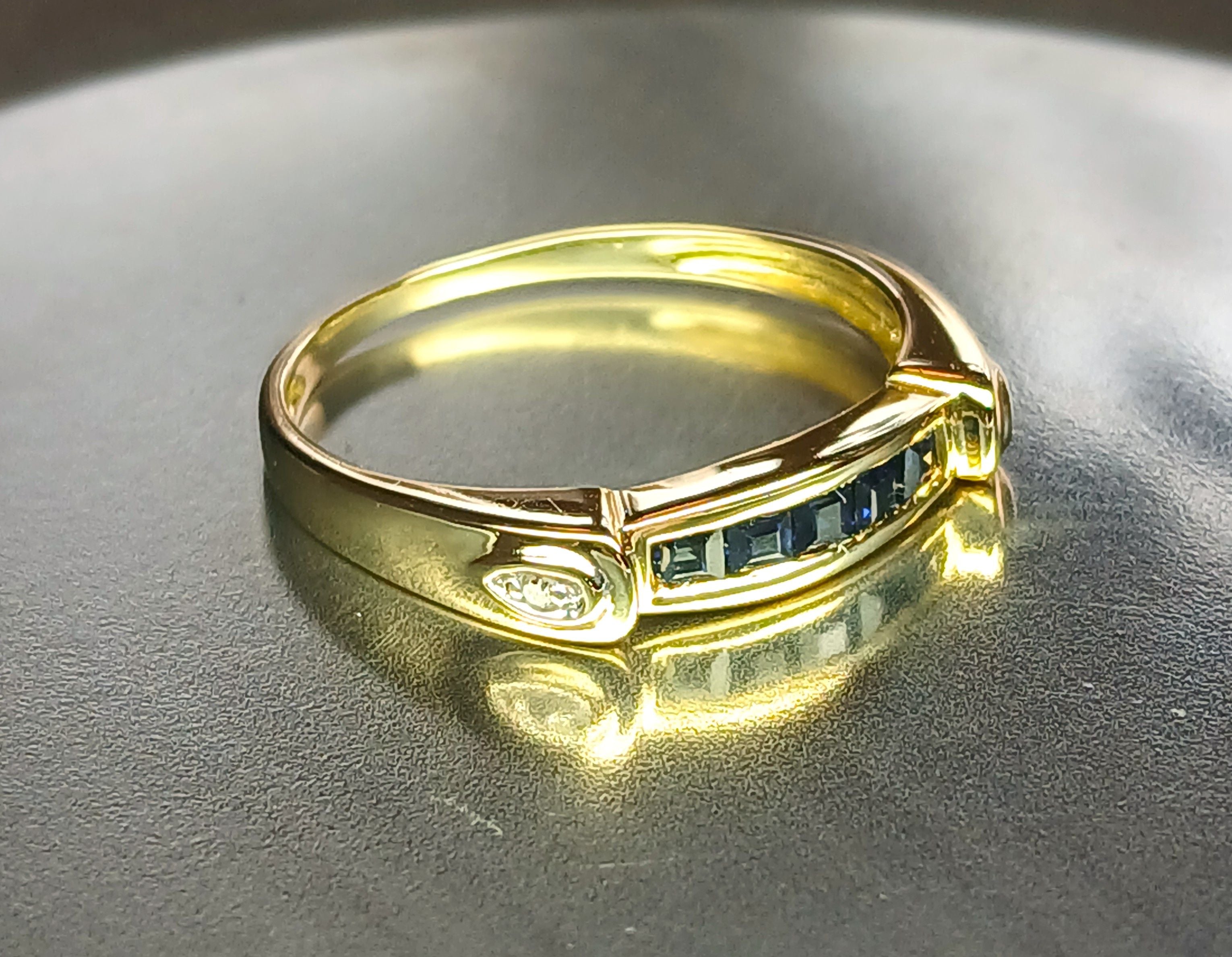 Bague en or jaune, saphirs et diamants