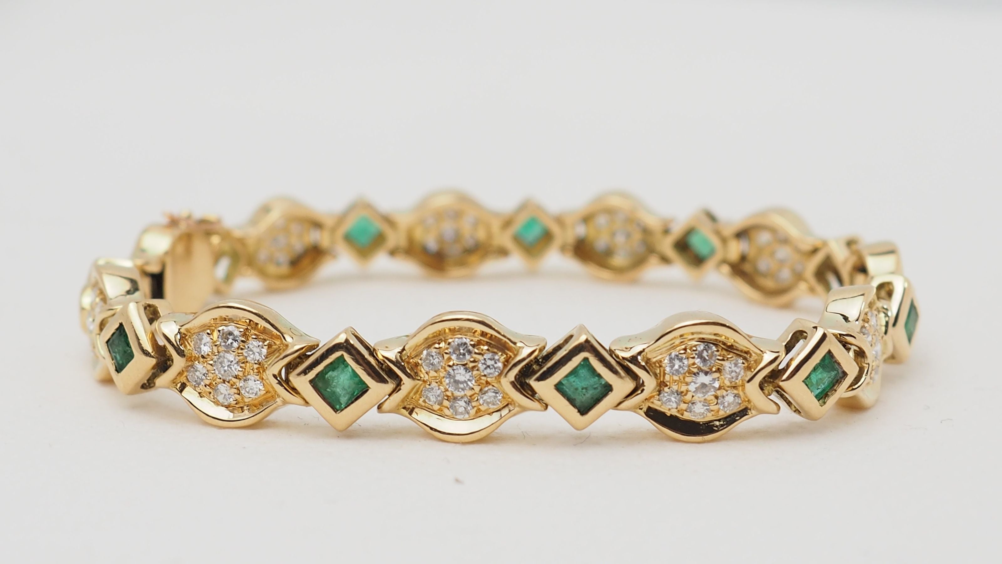 Bracelet en or jaune, émeraudes et diamants