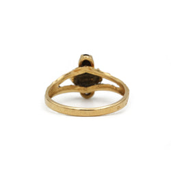 Bague en or jaune et grenats et opales