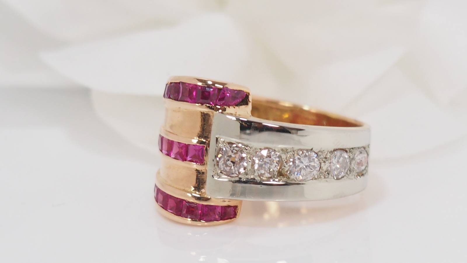 Bague en or, diamants et pierres rouges