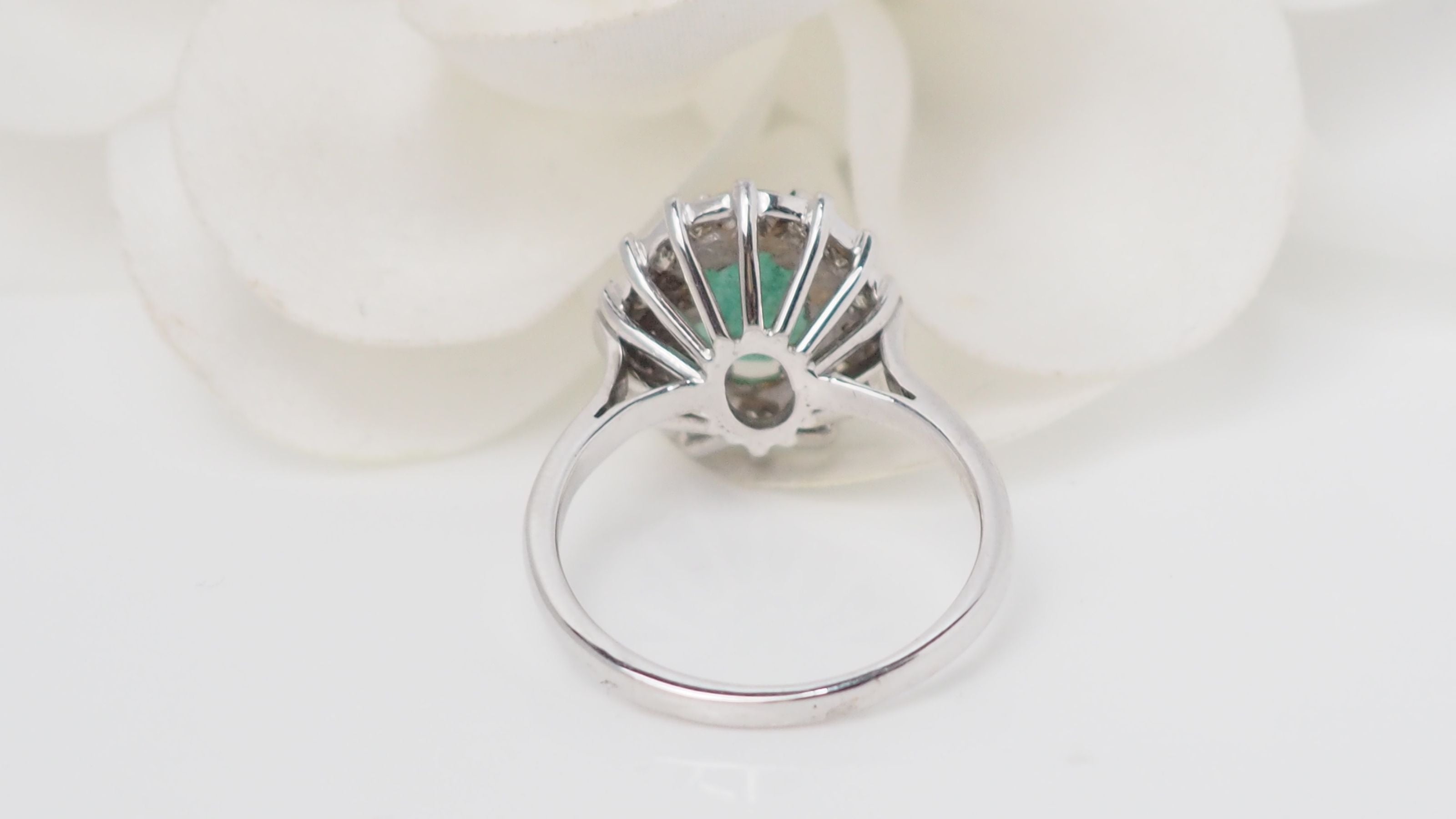 Daisy ring in white gold emerald and diamonds 