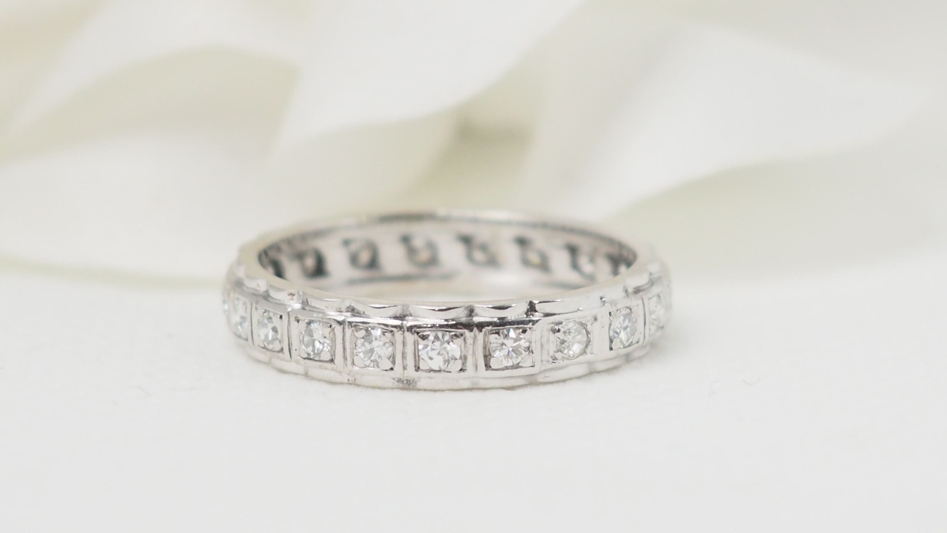 Alliance tour complet en or blanc et diamants