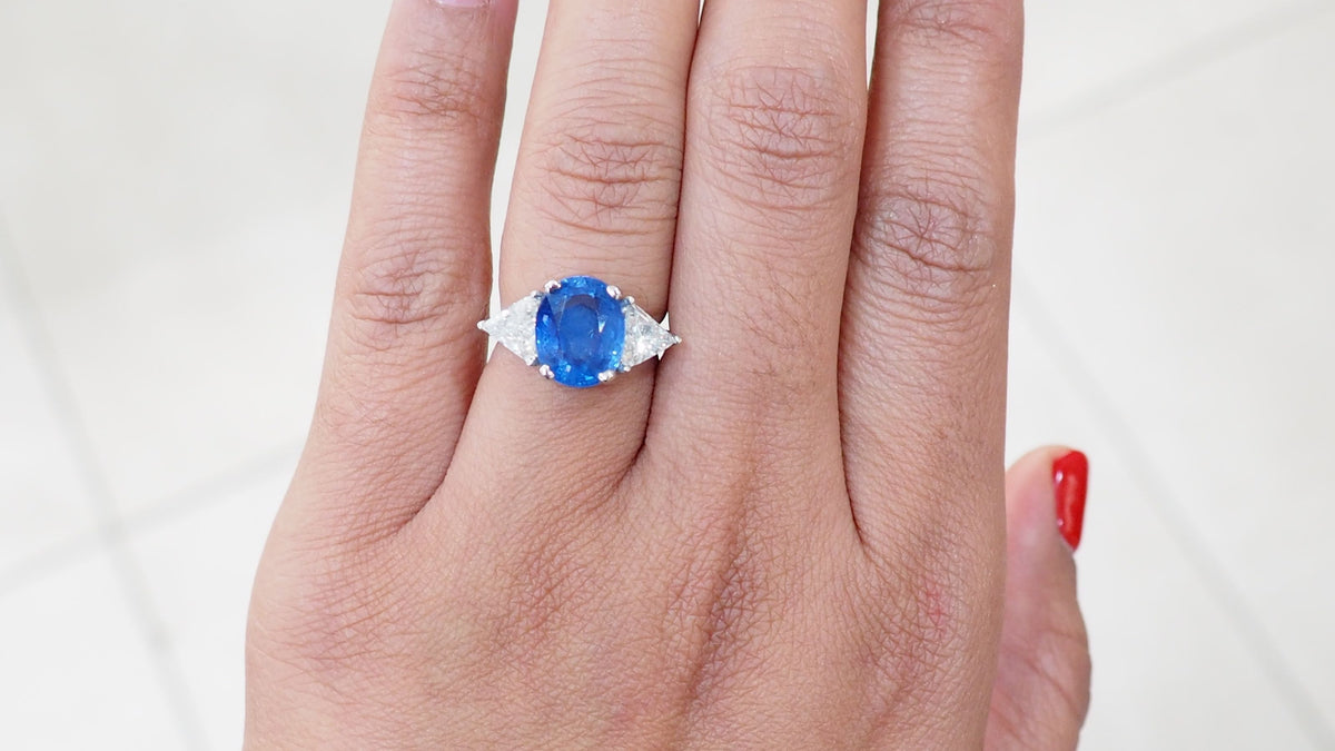 White gold ring with Ceylon sapphire and diamonds