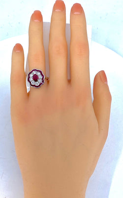 Bague marguerite en or blanc en rubis et diamants