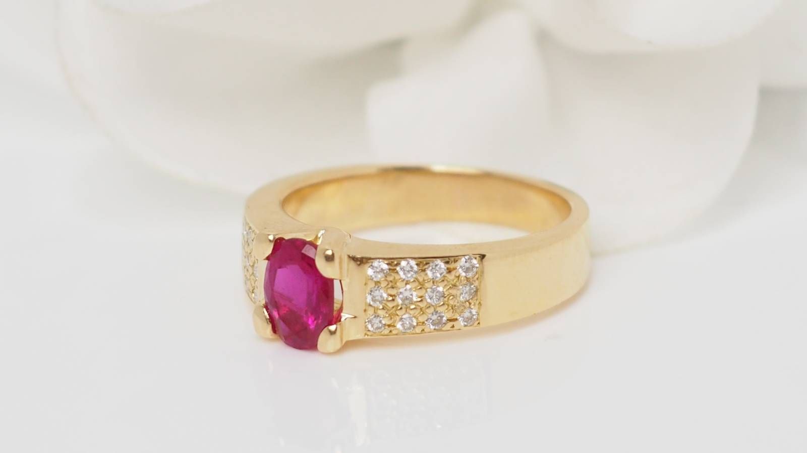 Bague en or jaune, rubis et diamants