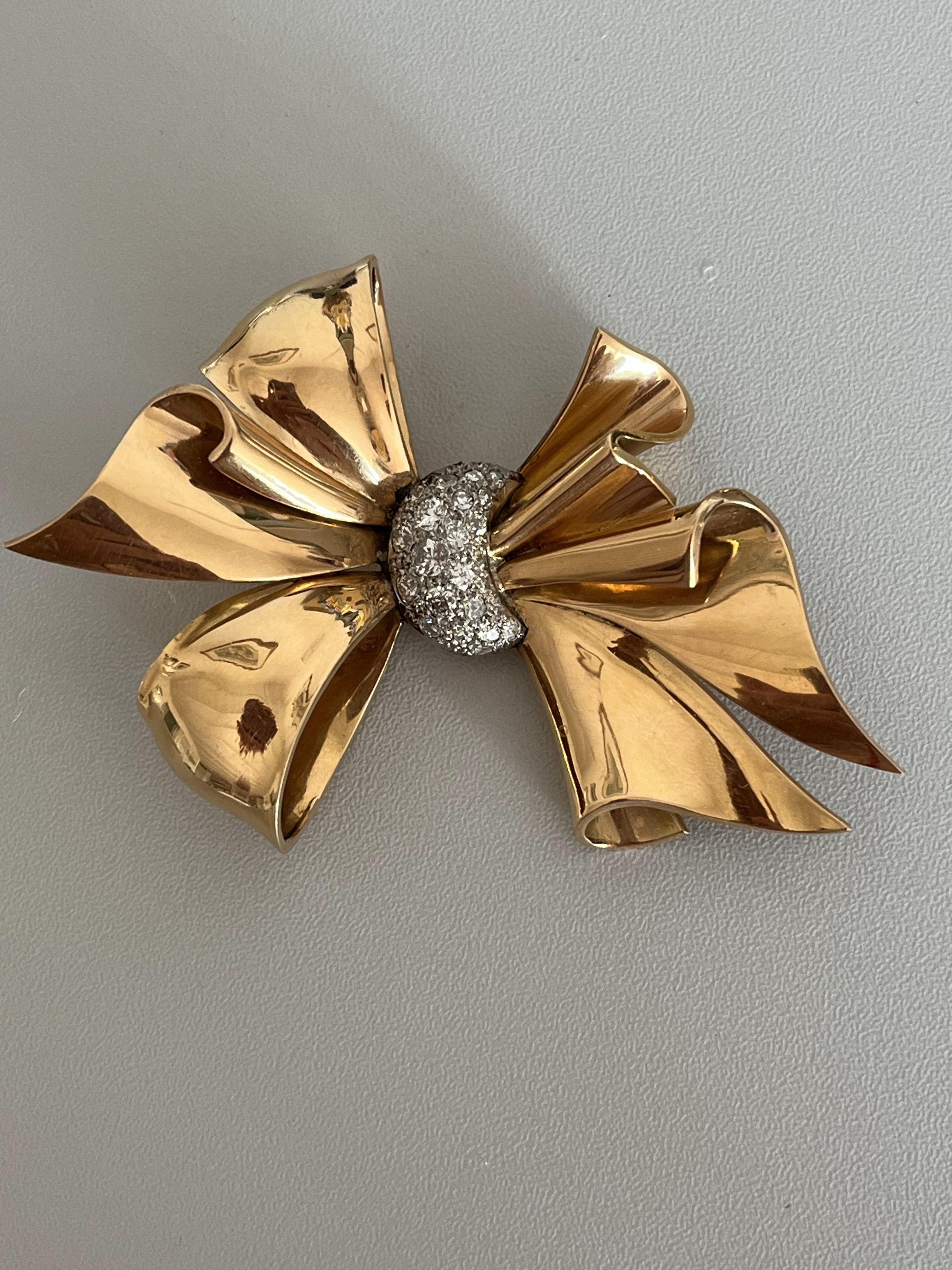6400 - Broche Nœud Or Jaune Diamants Années 1940
