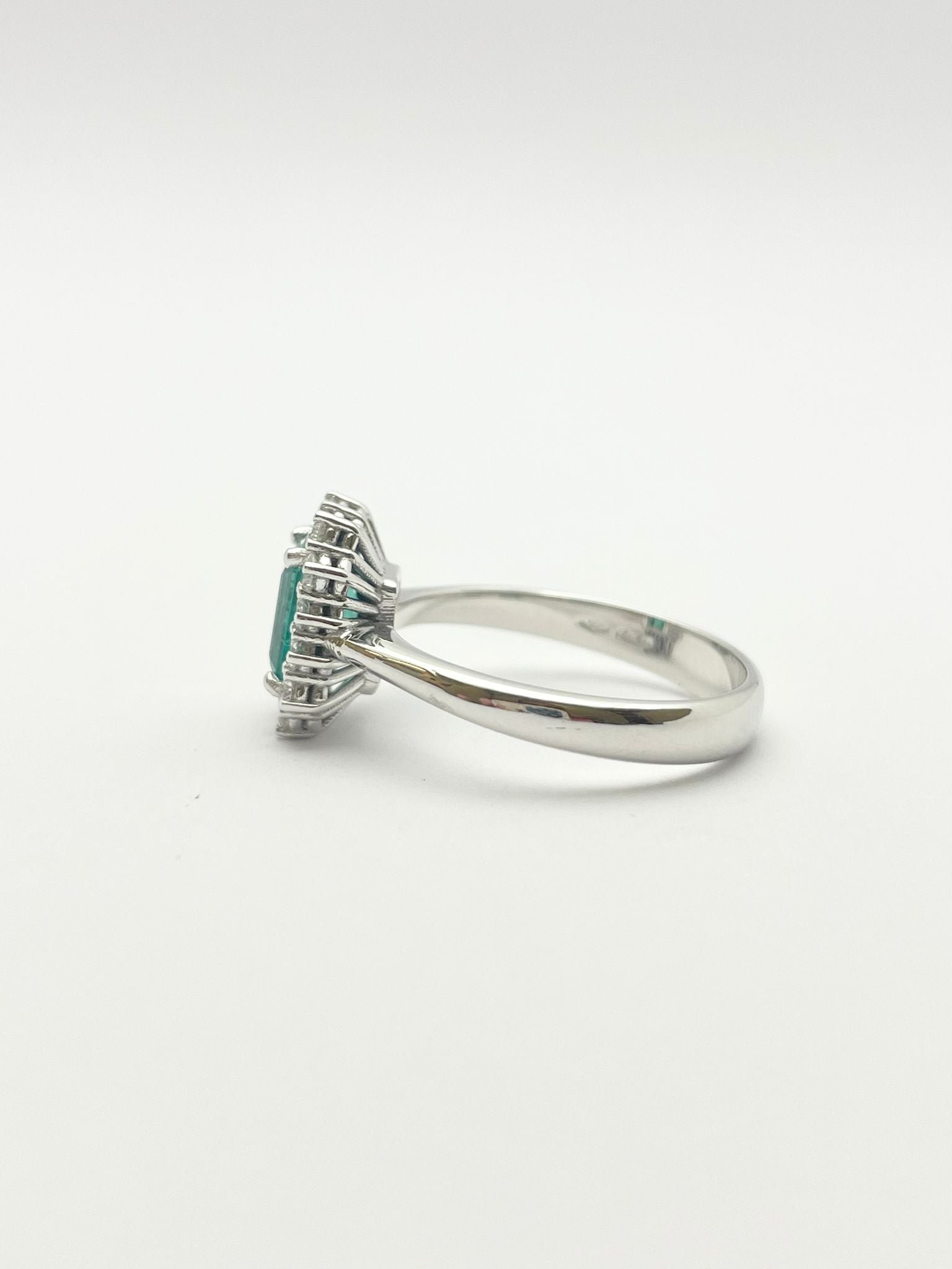 Bague en or blanc et émeraude