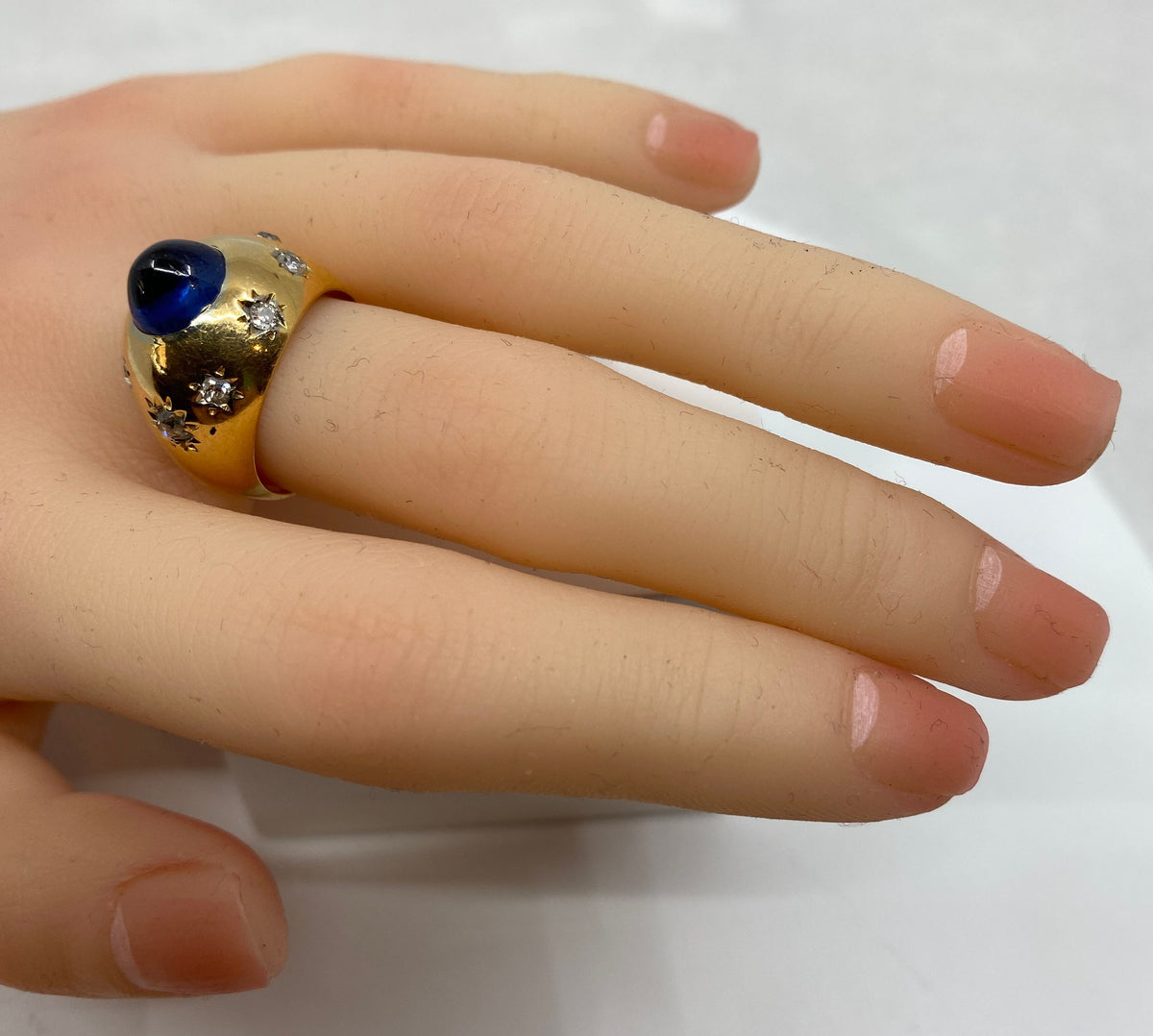 18-carat gold ring, 5.10 ct unheated Ceylon cabochon sapphire circa 1940