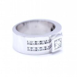 Bague en or blanc avec diamant taille princesse