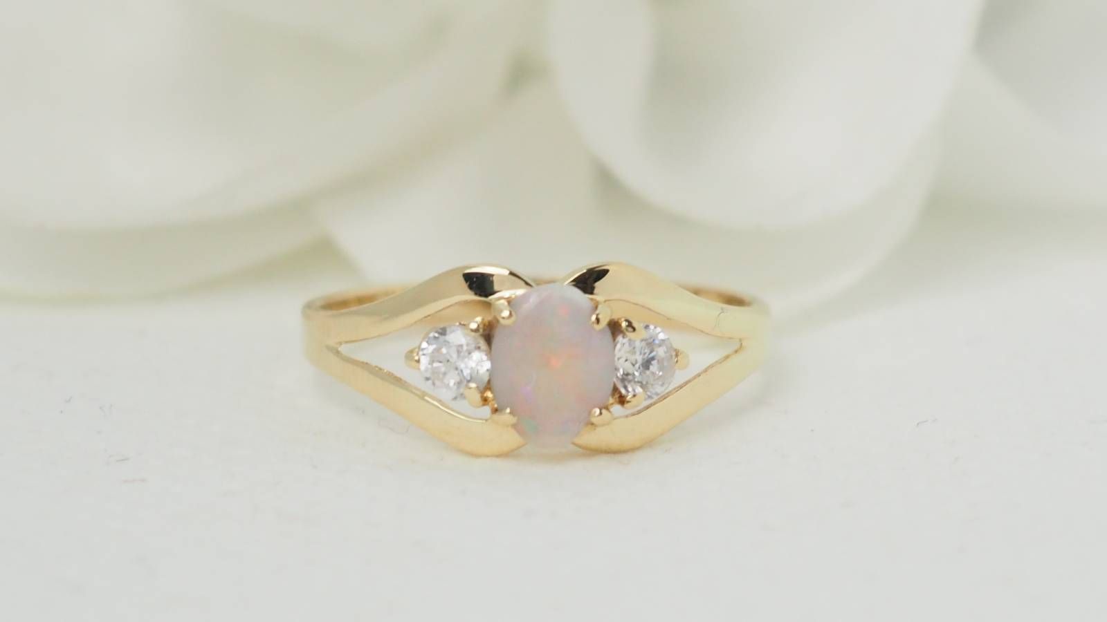 Yellow gold and opal ring