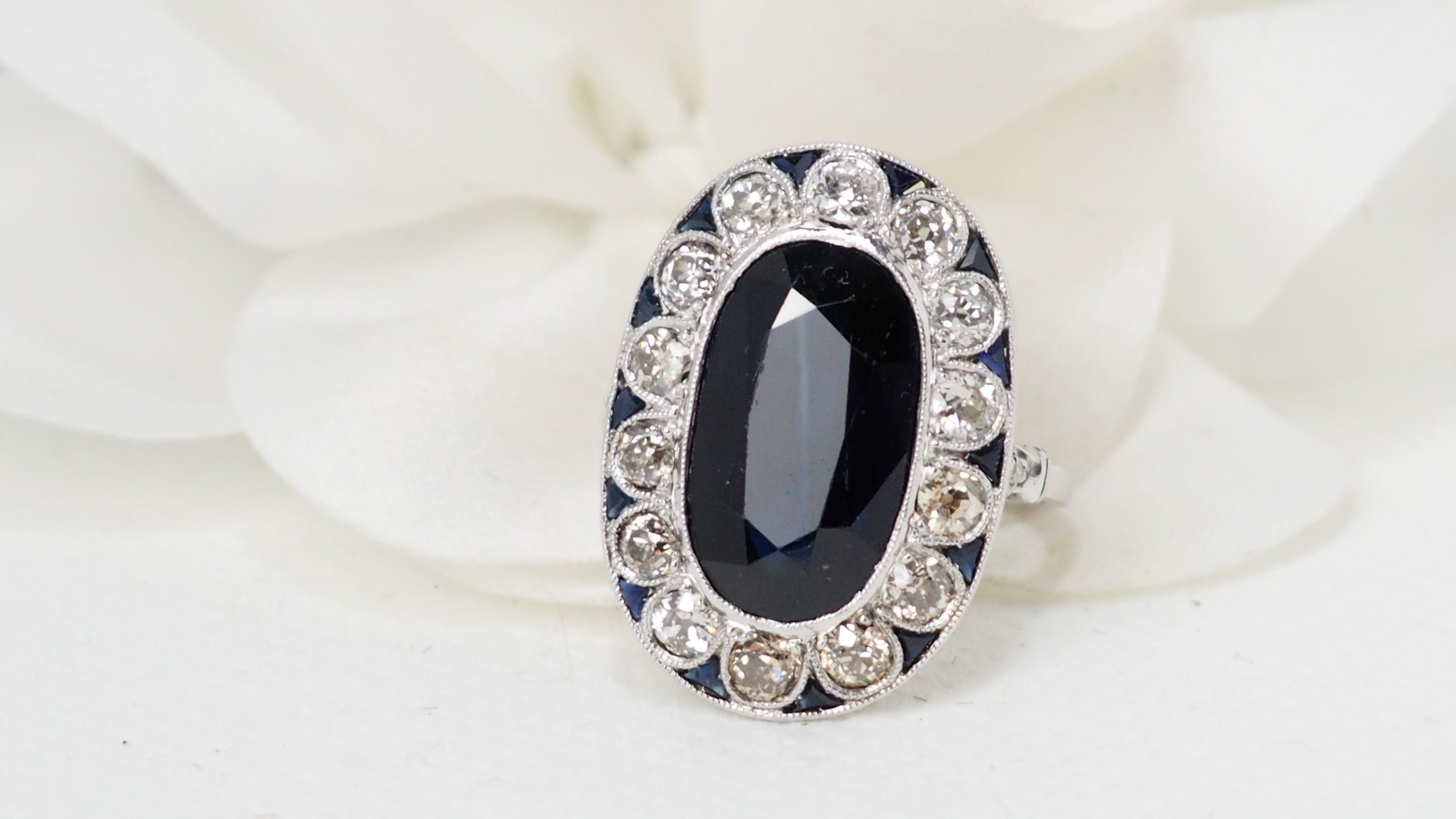 Bague pompadour en platine, saphir et diamants