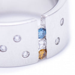 Bague en or avec diamants blancs et fancy d'occasion