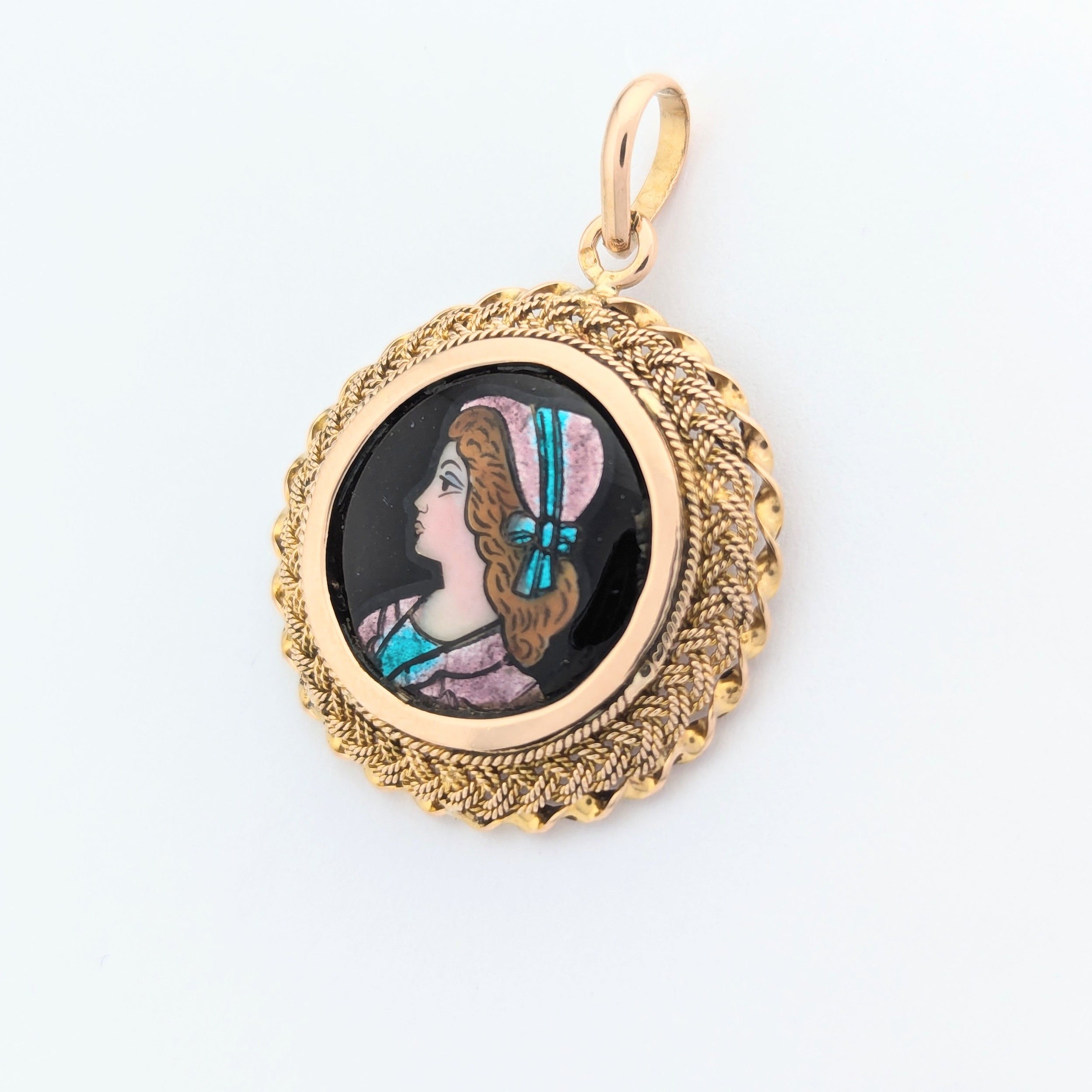 Pendentif en or jaune et émail