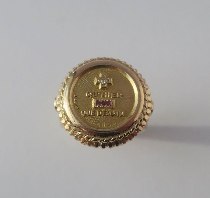 Bague A. AUGIS chevalière médaille d'amour en or jaune et diamant