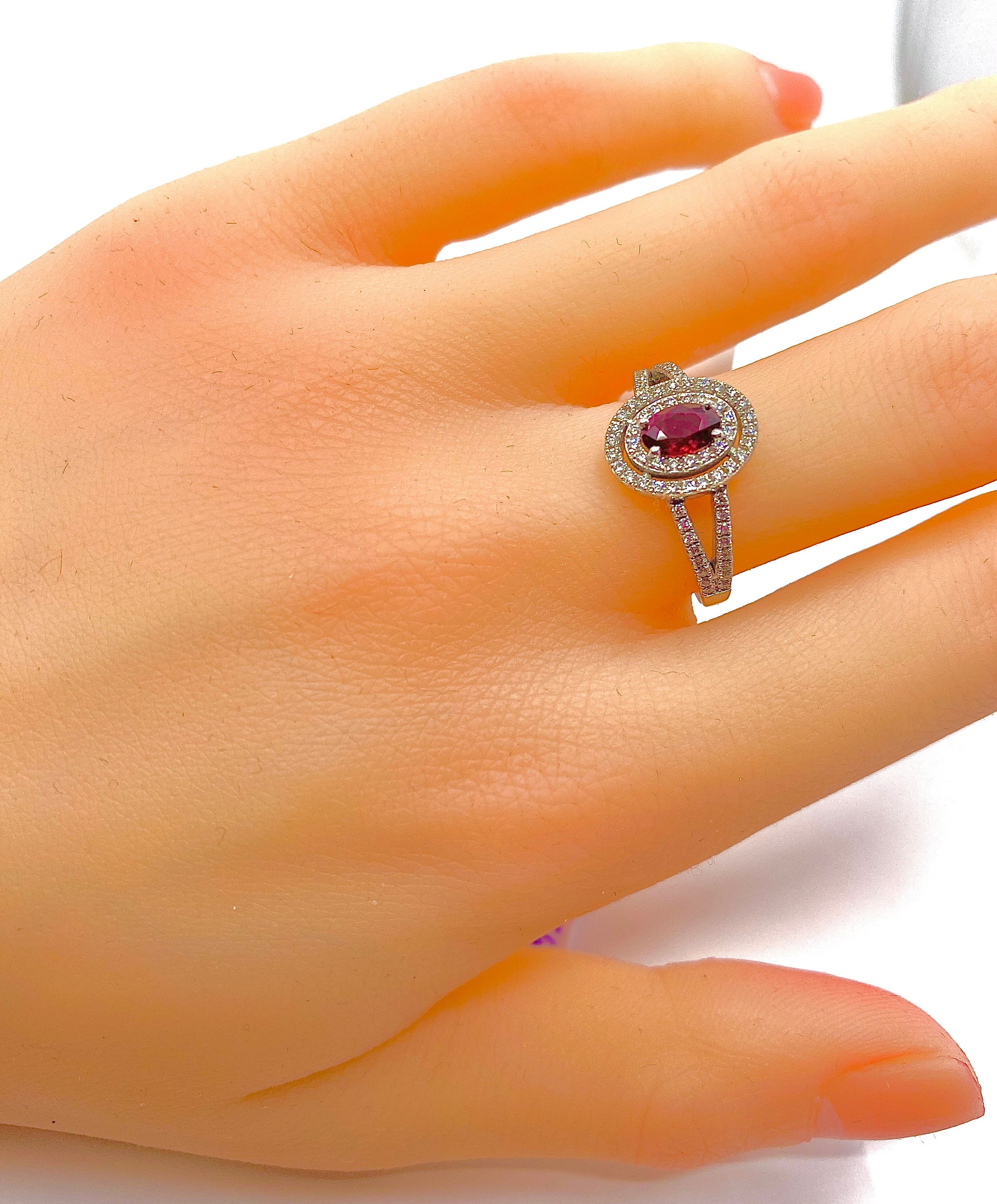 Bague marguerite en or 18 carats en rubis et diamants
