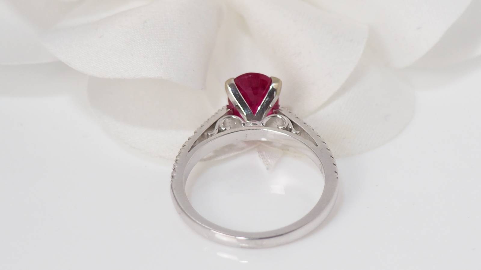 White gold, ruby ​​and diamond ring 