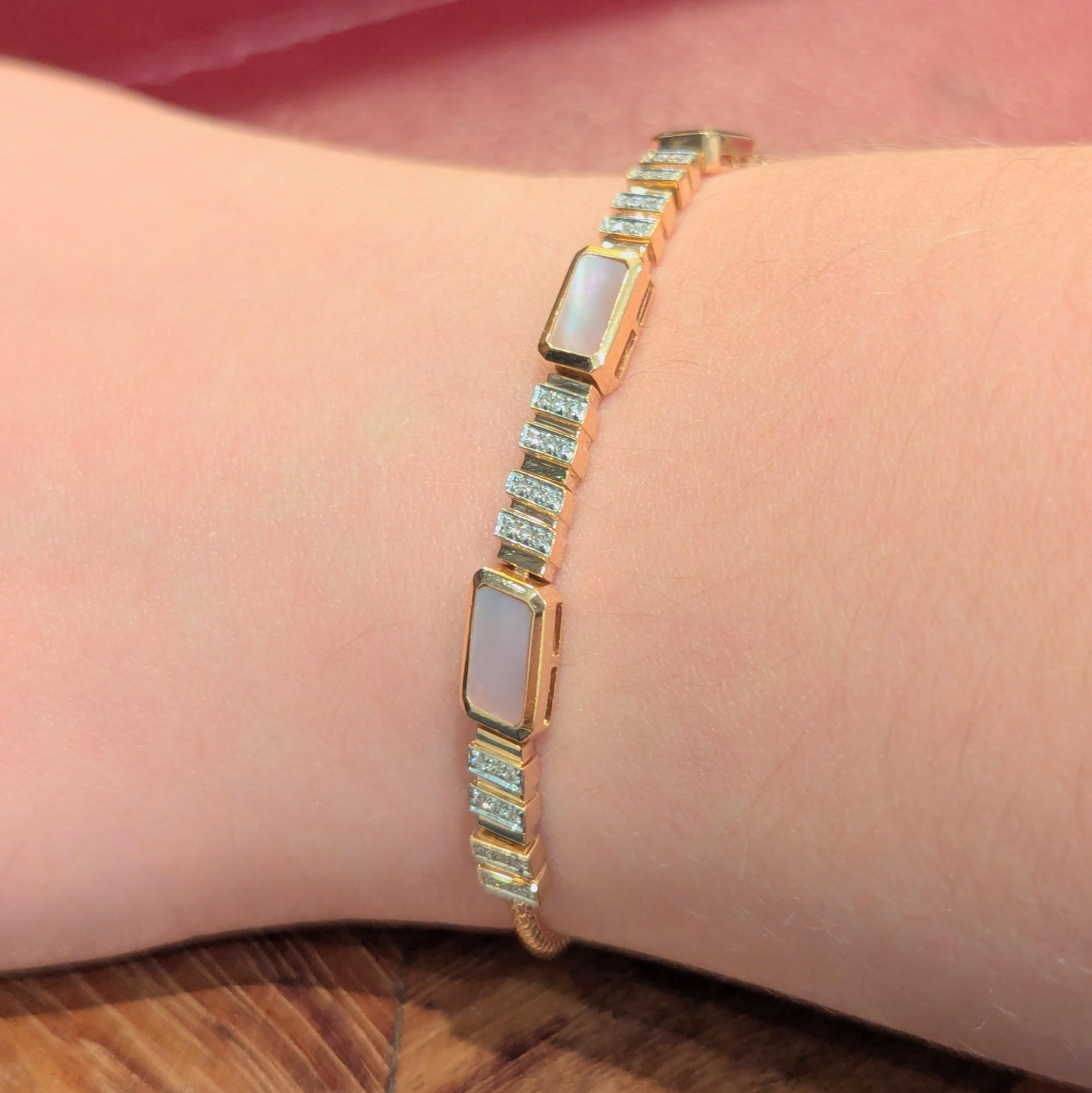 Bracelet en or rose diamants et nacre