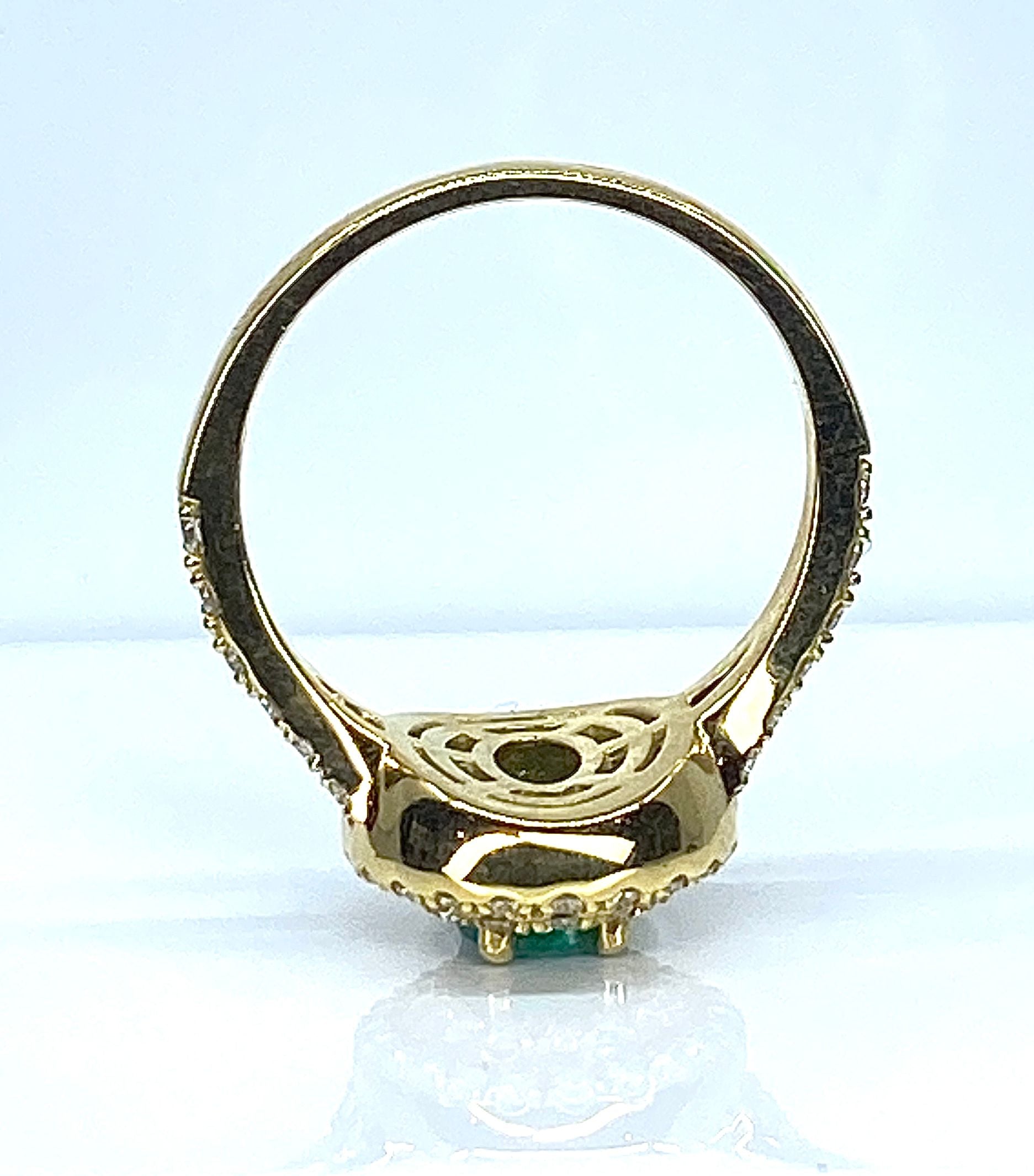 Pompadour ring in yellow gold, emerald and diamonds