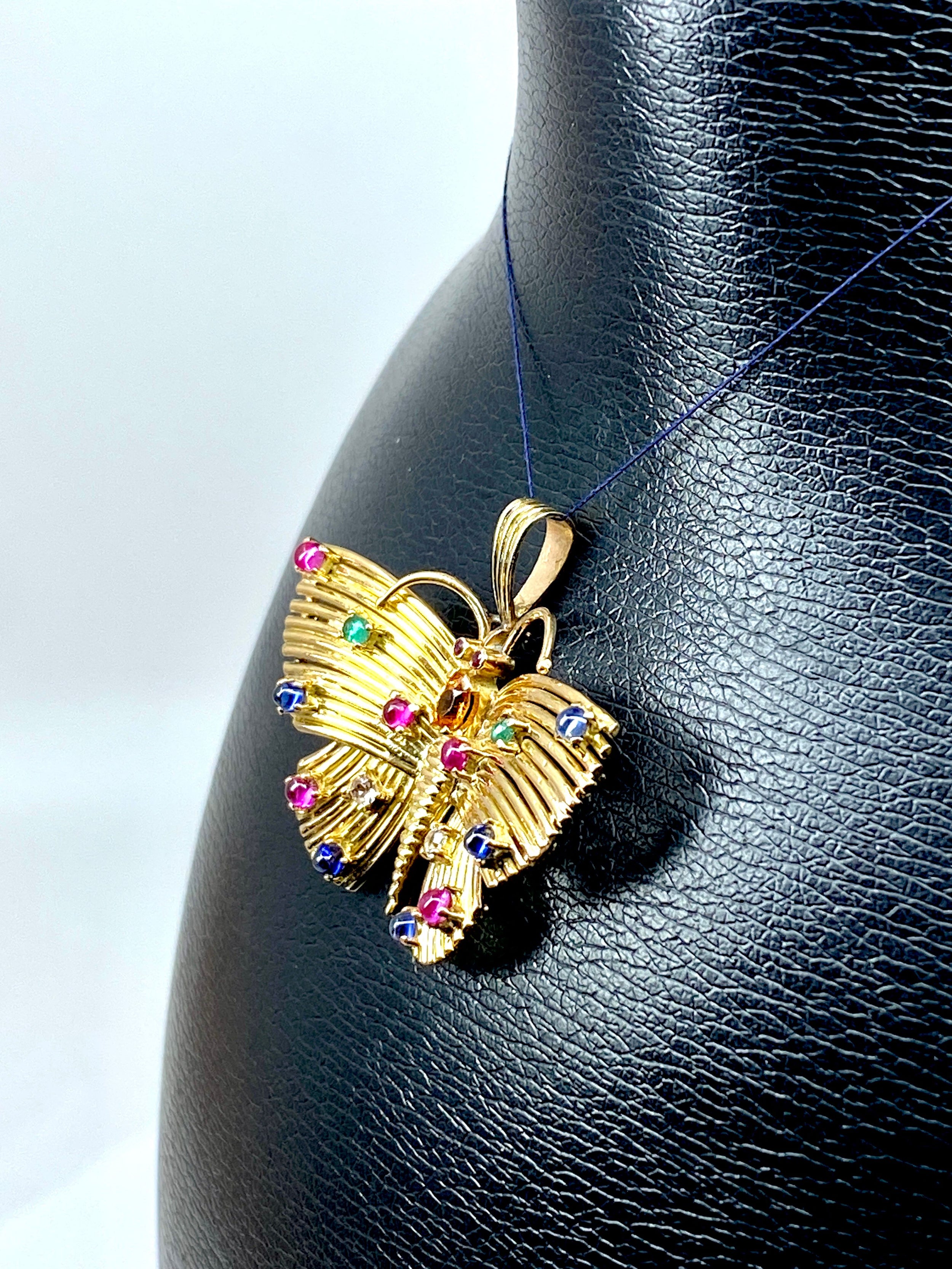 Pendentif papillon en or jaune 18 carats et pierres précieuses