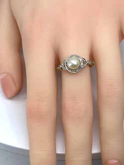 Bague en or blanc, perle et diamants
