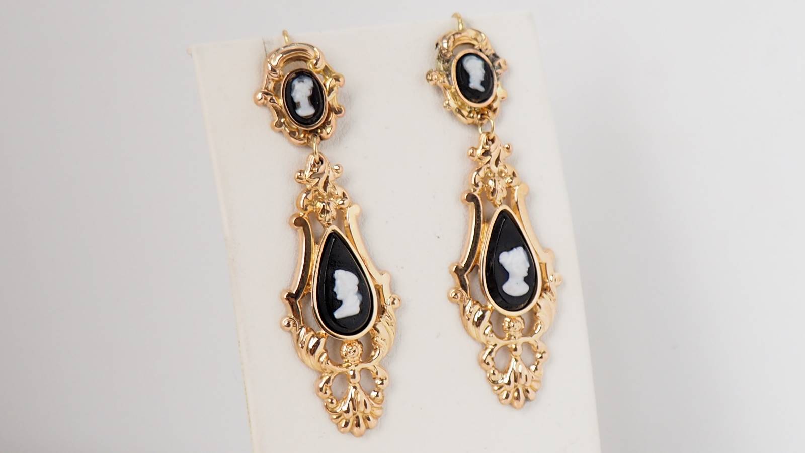 Boucles d'oreilles anciennes en or jaune et agate noire