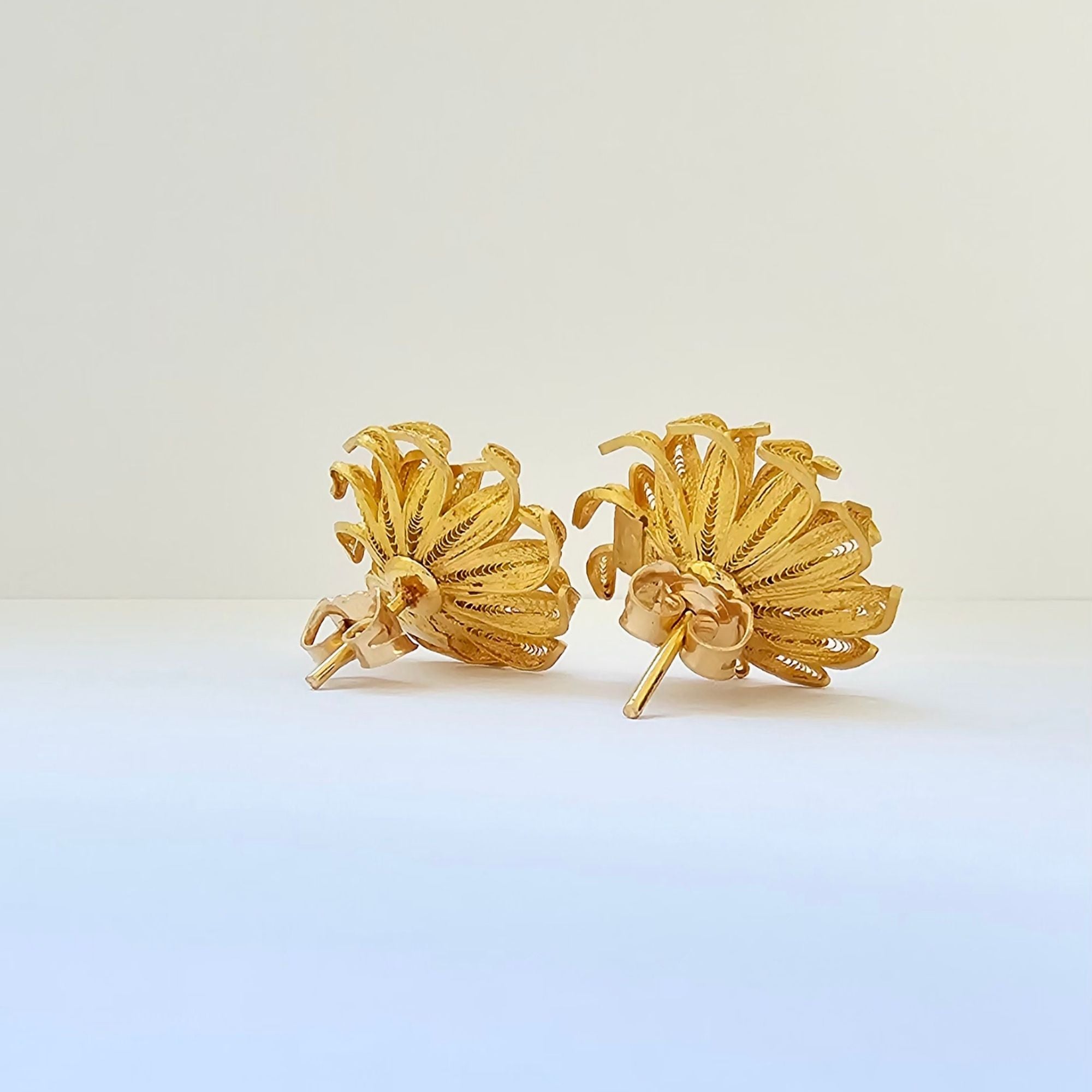 Floral motif earrings in yellow gold 18 carats
