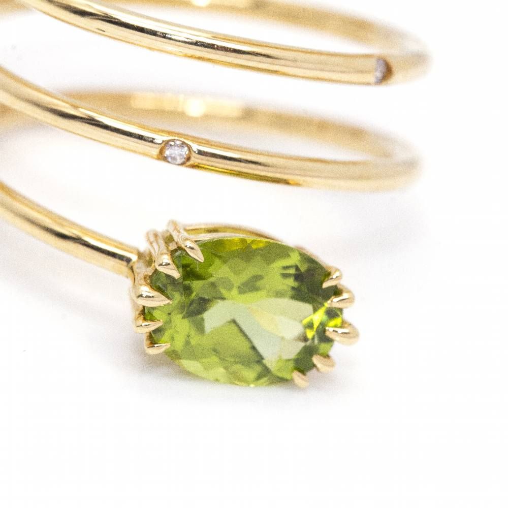 Ring gold and peridot spiral