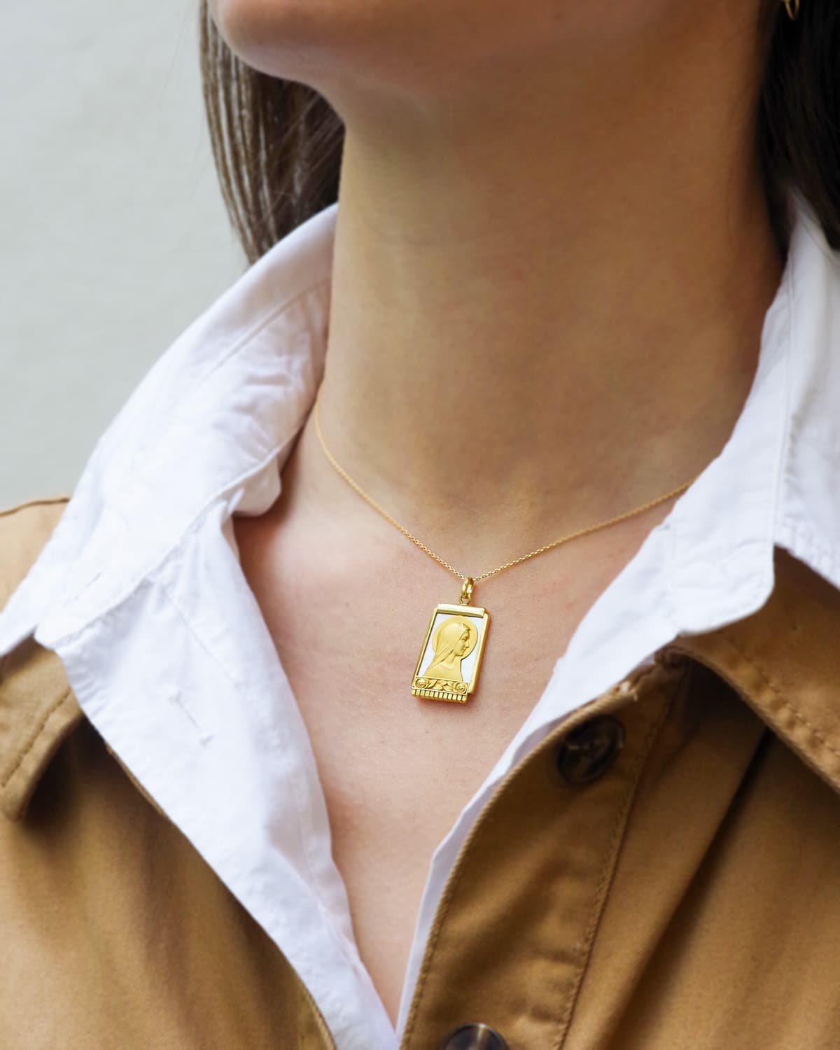 Pendentif Vierge Marie Art Deco en or et nacre