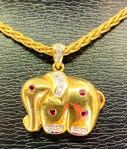 Collier pendentif en or 18 carats : éléphant en diamants et rubis