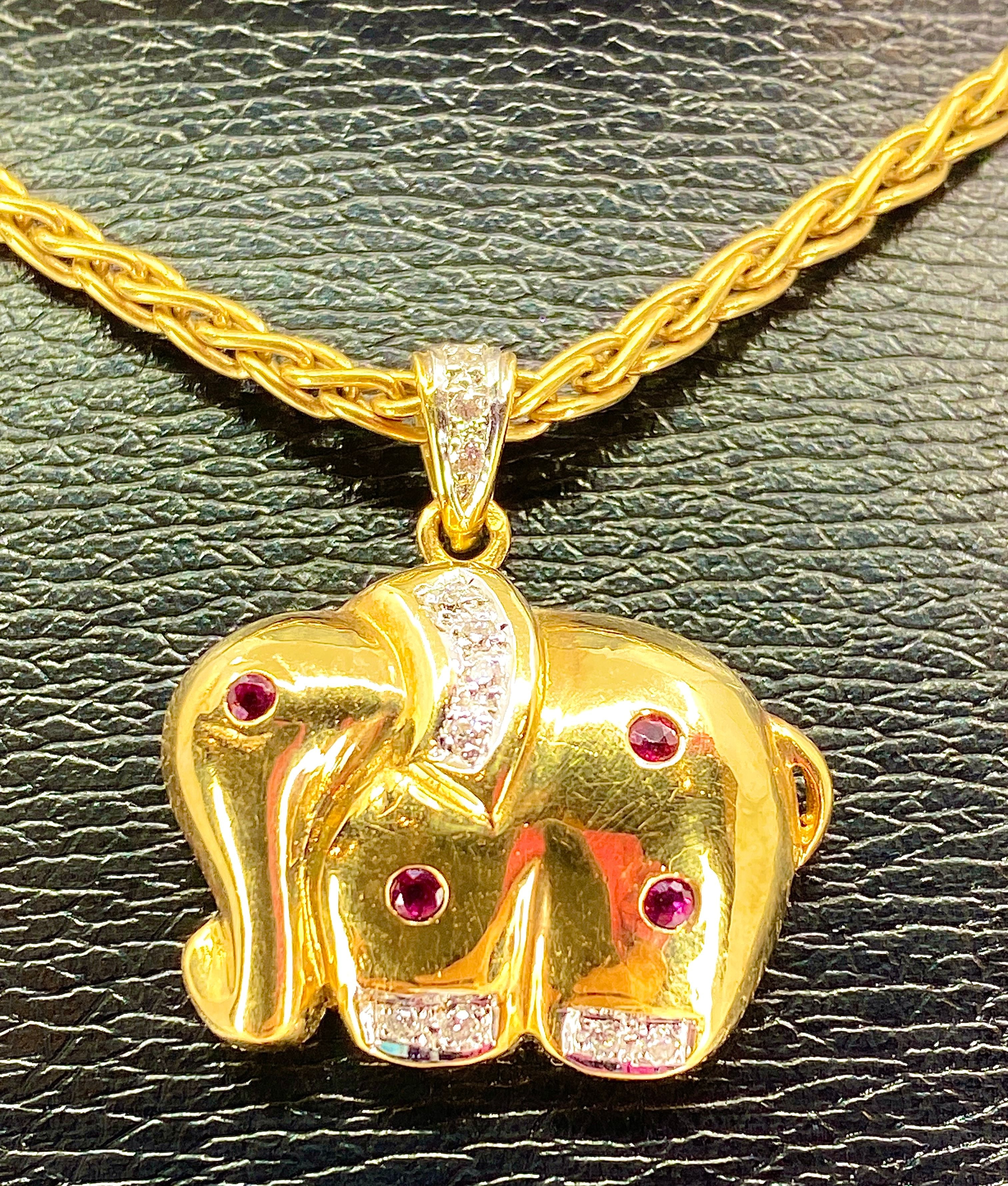 Collier pendentif en or 18 carats : éléphant en diamants et rubis