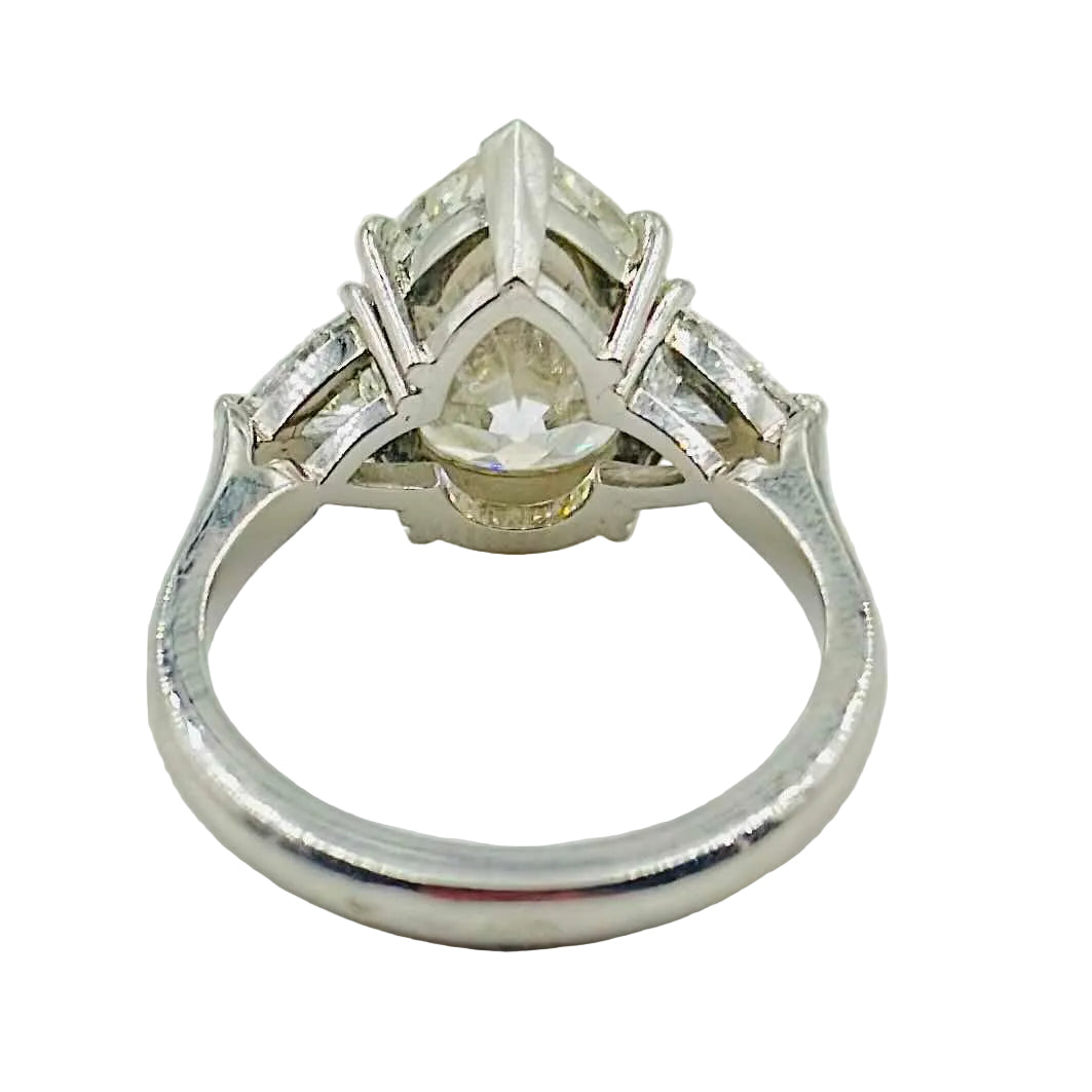 Solitaire ring in white gold and pear-shaped diamond