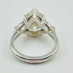 Bague en or blanc sertie d'un diamant  poire