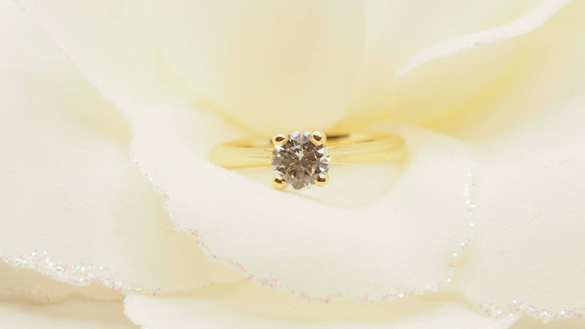 Solitaire ring in yellow gold and diamond