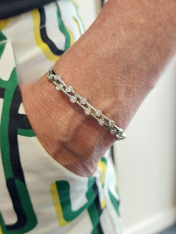 Bracelet jonc ouvrant en or blanc et diamants