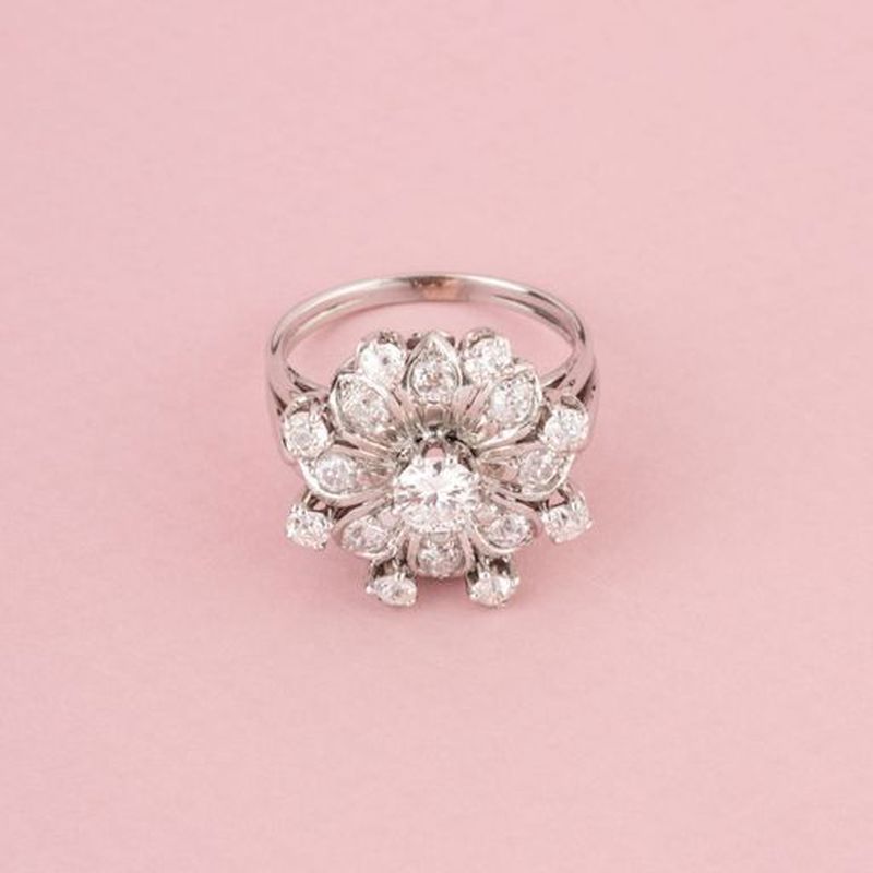 BUCHERER Bague florale en or blanc et diamants