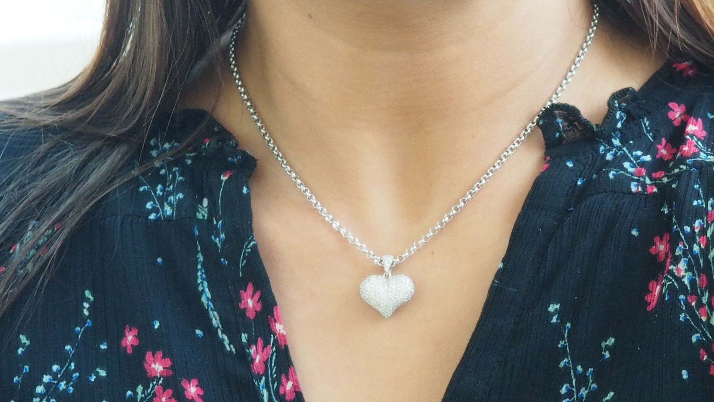 Collier pendentif coeur en or blanc et diamants