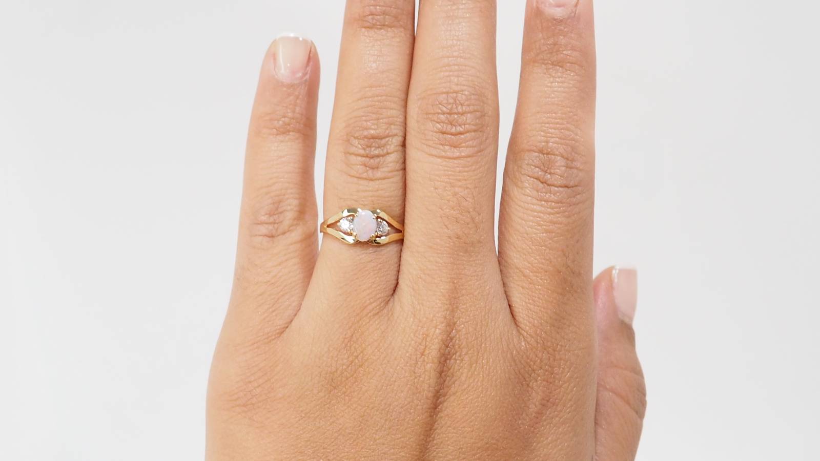 Bague vintage en or jaune et Opale