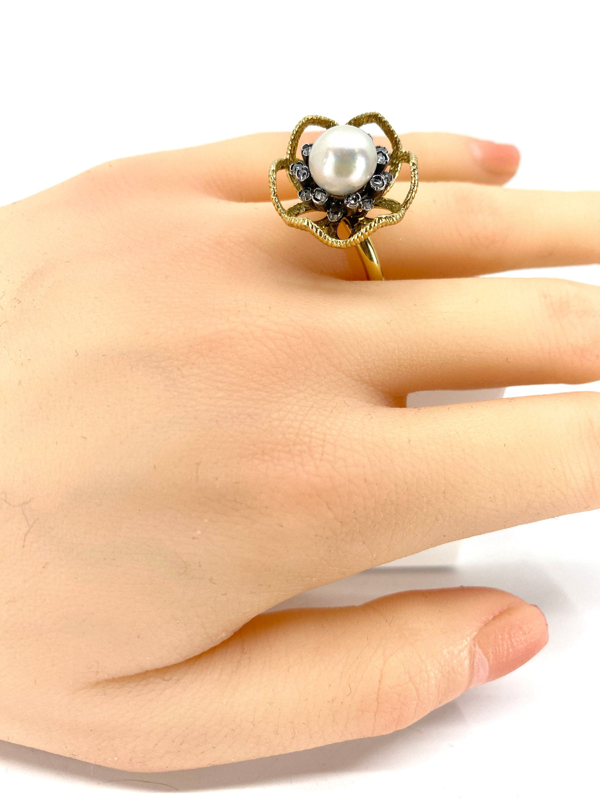 Cocktail Ring in 18 carat yellow gold and silver, fine pearls and diamonds