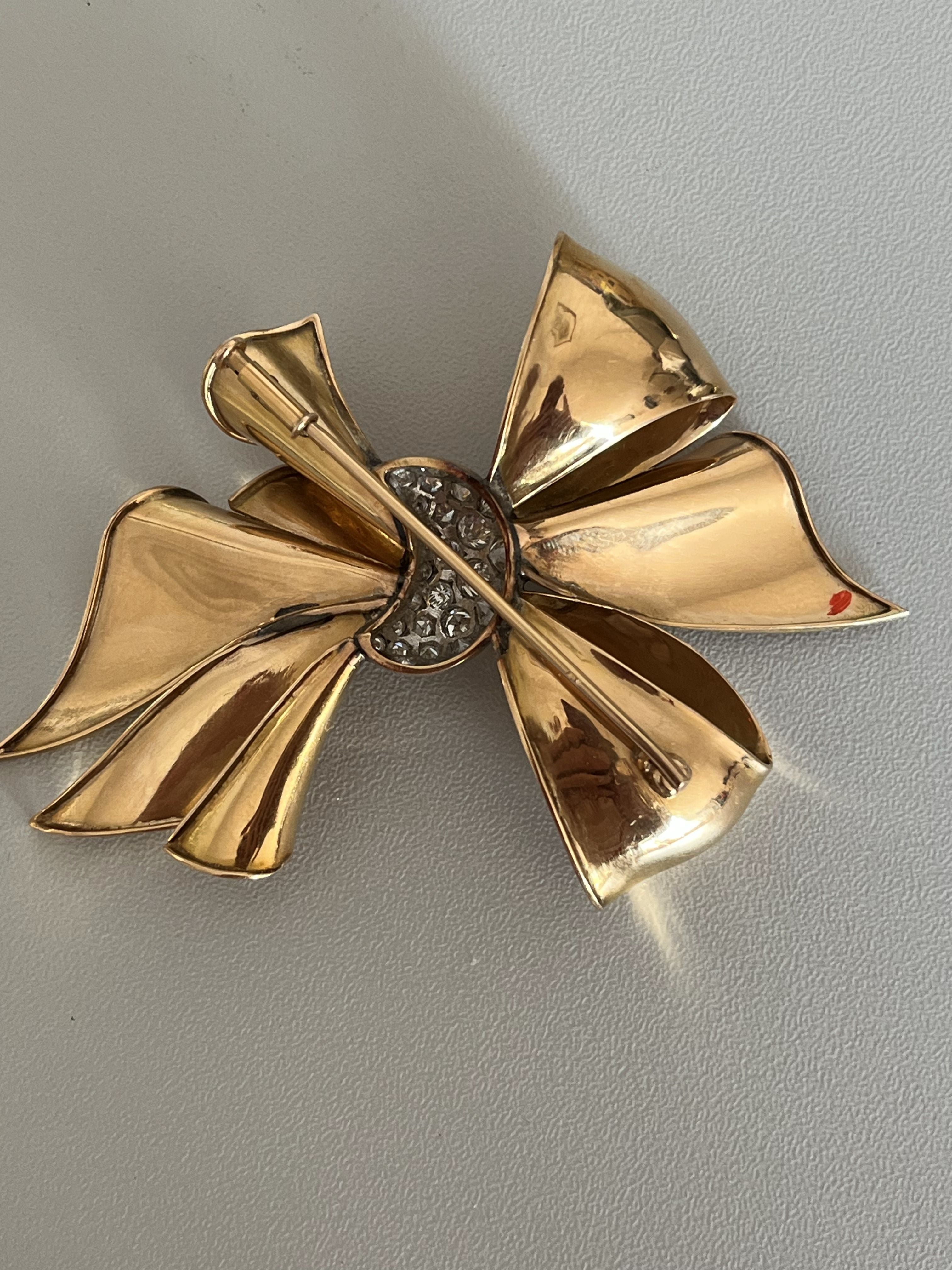 6400 - Broche Nœud Or Jaune Diamants Années 1940